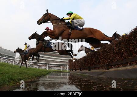 Läufer und Fahrer springen während des Rackety-Bridge-Handicap Chase (in Aid of West Berkshire Mencap) - Pferderennen auf der Rennbahn Newbury Stockfoto