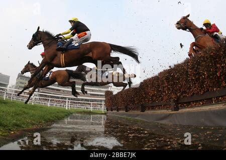 Läufer und Fahrer springen während des Rackety-Bridge-Handicap Chase (in Aid of West Berkshire Mencap) - Pferderennen auf der Rennbahn Newbury Stockfoto