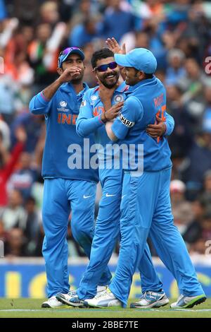 Indiens Ravindra Jadeja (Zentrum) und Rohit Sharma (rechts) Stockfoto