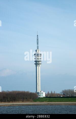 Schleusenkontrollturm auf dem Houtribdijk; ein Staudamm in den Niederlanden, der zwischen 1963 und 1975 im Rahmen der Zuiderzee-Arbeiten errichtet wurde. Stockfoto