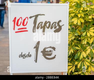 Schilder für ein Sonderangebot für ein Tapas-Restaurant in Spanien Stockfoto