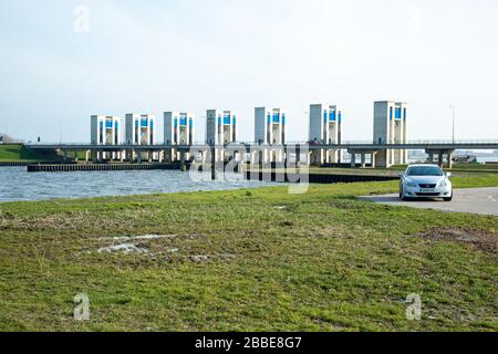 Schleuse am Houtribdijk; eine Staumauer in den Niederlanden, die zwischen 1963 und 1975 als Teil der Zuiderzee-Werke errichtet wurde. Stockfoto