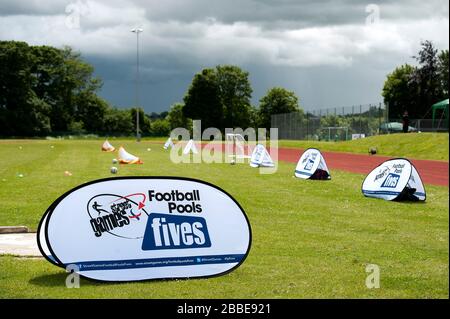 Beschilderung in den Streetgames Football Pools Fives in Chesterfield Stockfoto