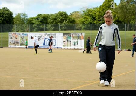 England International und Streetgames Football Pools Fives Botschafter Izzy Christiansen Stockfoto