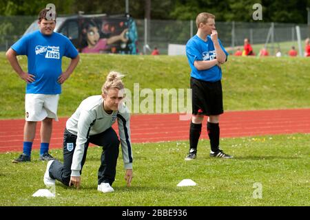 England International Izzy Christiansen unterstützt Streetgames Football Pools Fives Programm in Chesterfield Stockfoto