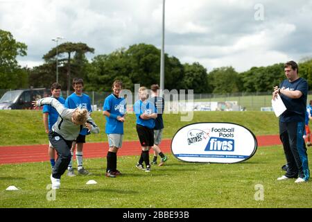 England International Izzy Christiansen unterstützt Streetgames Football Pools Fives Programm in Chesterfield Stockfoto