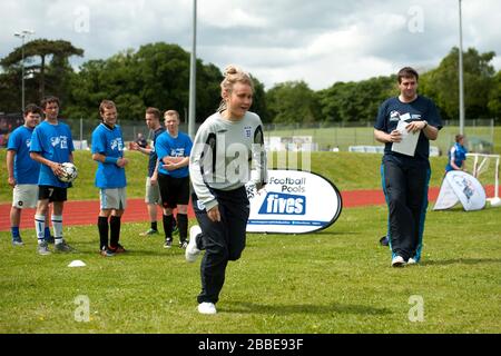 England International Izzy Christiansen unterstützt Streetgames Football Pools Fives Programm in Chesterfield Stockfoto