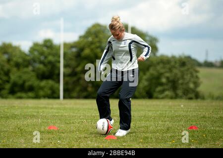 England International Izzy Christiansen unterstützt Streetgames Football Pools Fives Programm in Chesterfield Stockfoto