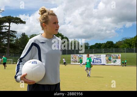 England International und Streetgames Football Pools Fives Botschafter Izzy Christiansen Stockfoto