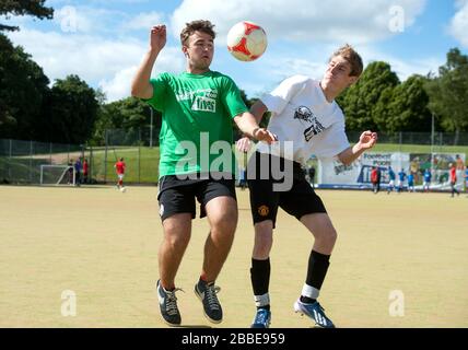 Mannschaften im Einsatz während der Streetgames Football Pools Fives in Chesterfield Stockfoto