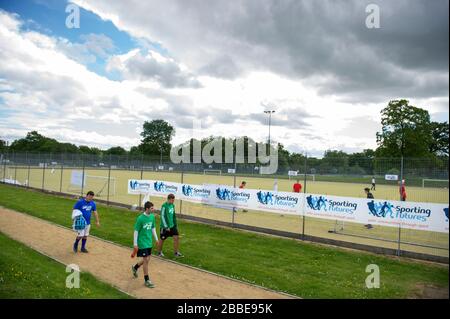 Beschilderung in den Streetgames Football Pools Fives in Chesterfield Stockfoto