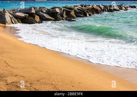 Veränderungen und Komplikationen durch Coronavirus Epiemy, Welt ohne Menschenmassen, Virus leert Straßen, Parks und Strände Resorts. Leerer Strand in Menorc Stockfoto