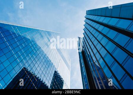 London, Großbritannien - 14. Mai 2019: Niedriger Blickwinkel auf Bürogebäude in der City of London gegen blauen Himmel. Stockfoto