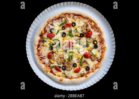 Vegetarische Pizza mit Gemüse von oben. Stockfoto