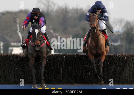 Rennsieger Alasi, der von Dominic Elsworth (R) geritten wurde, springt neben Champion Court, der von Alain Cawley in der Kempton.co.uk Graduation Chase - Horse R geritten wurde Stockfoto