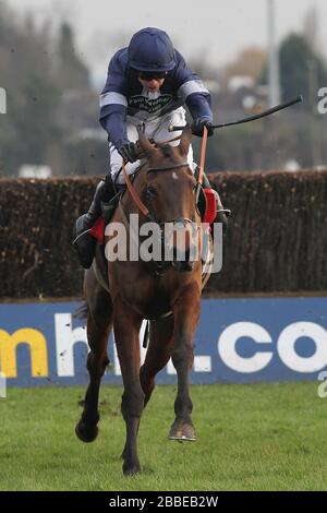 Rennsieger Alasi, der von Dominic Elsworth in Aktion im Kempton.co.uk Graduation Chase - Horse Racing auf der Kempton Park Racecourse gefahren wurde Stockfoto