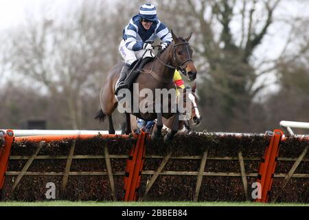 Thehillofuisneach, der von AP McCoy geritten wird, springt den letzten und gewinnt den Betfred, wenn beide Teams die Handicap-Hürde auf der Huntingdon Racecourse, Bra, erreichen Stockfoto