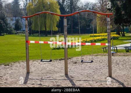 Essen, Ruhrgebiet, Nordrhein-Westfalen, Deutschland - Kontaktverbot wegen Corona-Pandemie wurde der Park am Haumannplatz wegen zu vieler Bürger gesperrt Stockfoto