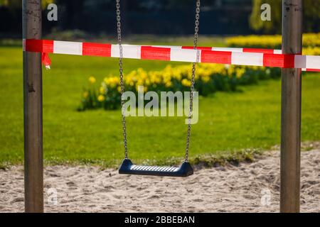 Essen, Ruhrgebiet, Nordrhein-Westfalen, Deutschland - Kontaktverbot wegen Corona-Pandemie wurde der Park am Haumannplatz wegen zu vieler Bürger gesperrt Stockfoto