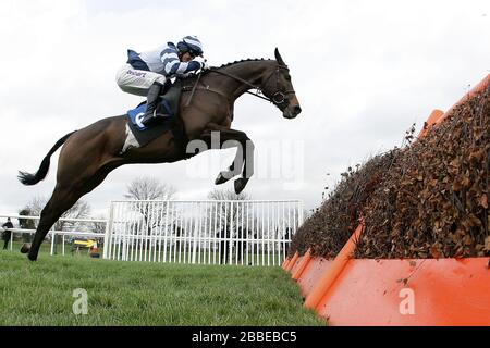 Thehillofuisneach, der von AP McCoy geritten wird, springt den letzten und gewinnt den Betfred, wenn beide Teams die Handicap-Hürde auf der Huntingdon Racecourse, Bra, erreichen Stockfoto