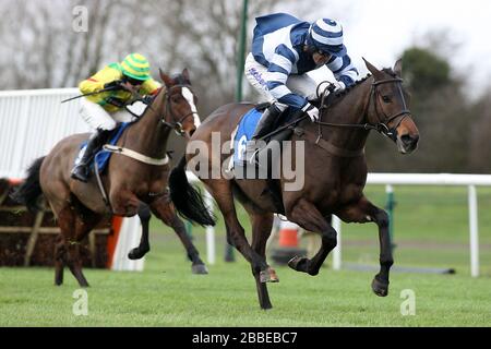 Thehillofuisneach, der von AP McCoy geritten wird, springt den letzten und gewinnt den Betfred, wenn beide Teams die Handicap-Hürde auf der Huntingdon Racecourse, Bra, erreichen Stockfoto