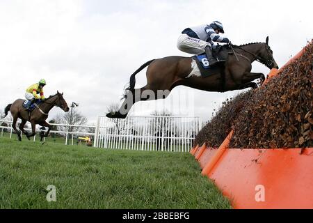 Thehillofuisneach, der von AP McCoy geritten wird, springt den letzten und gewinnt den Betfred, wenn beide Teams die Handicap-Hürde auf der Huntingdon Racecourse, Bra, erreichen Stockfoto