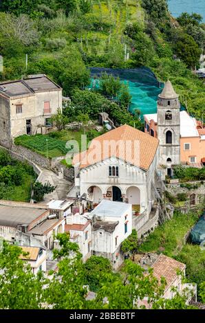 Ravello an der Amalfiküste, Italien. Mai 2018. Blick auf die Häuser in den grünen Gärten, umgeben von Zitronenhainen. Stockfoto