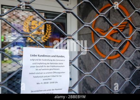 27.03.2020, Essen, Ruhrgebiet, Nordrhein-Westfalen, Deutschland - Coronakrise, geschlossene Geschäfte und Restaurants an der Ruettenscheider Straße, hier eine Reise-ag Stockfoto