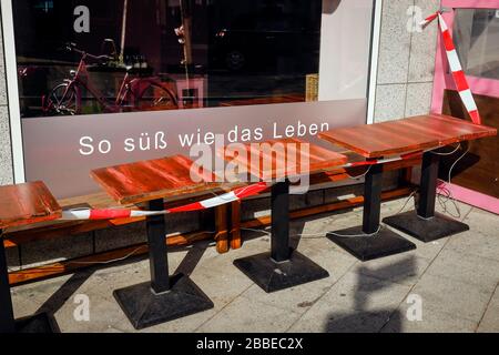 27.03.2020, Essen, Ruhrgebiet, Nordrhein-Westfalen, Deutschland - Coronakrise, geschlossene Geschäfte und Restaurants an der Ruettenscheider Straße, hier das Cafe zu Stockfoto