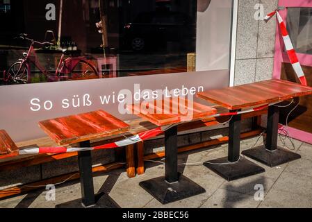 27.03.2020, Essen, Ruhrgebiet, Nordrhein-Westfalen, Deutschland - Coronakrise, geschlossene Geschäfte und Restaurants an der Ruettenscheider Straße, hier das Cafe zu Stockfoto