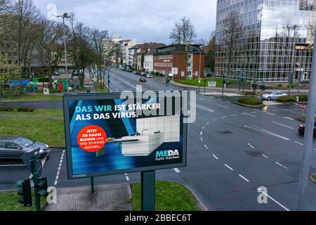 Werbung im Hinblick auf die Corona-Epidemie, MEDA Good Kitchen, LED Roadside Screen, digitale Werbemonitore, Auswirkungen der Coronakrise Stockfoto