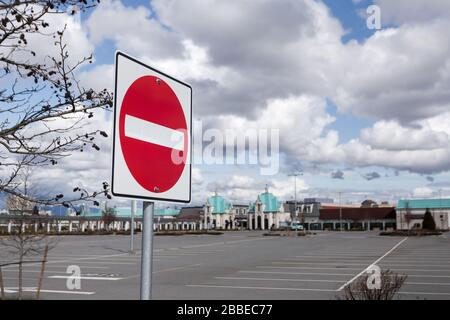 Ein leerer Parkplatz in einem großen Einkaufszentrum, leer wegen des Ausbruchs der COVID-19-Coronavirus-Pandemie. Stockfoto