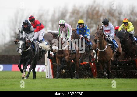 Das Feld im Einsatz während der Betfred 1350 Shops Nationwide Novices Hürde auf Huntingdon Racecourse, Brampton, Cambridgeshire Stockfoto