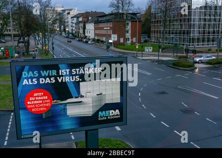 Werbung im Hinblick auf die Corona-Epidemie, MEDA Good Kitchen, LED Roadside Screen, digitale Werbemonitore, Auswirkungen der Coronakrise Stockfoto