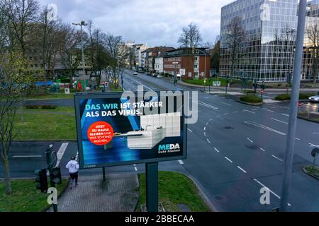 Werbung im Hinblick auf die Corona-Epidemie, MEDA Good Kitchen, LED Roadside Screen, digitale Werbemonitore, Auswirkungen der Coronakrise Stockfoto