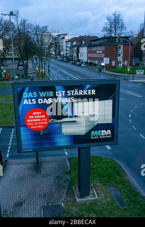 Werbung im Hinblick auf die Corona-Epidemie, MEDA Good Kitchen, LED Roadside Screen, digitale Werbemonitore, Auswirkungen der Coronakrise Stockfoto