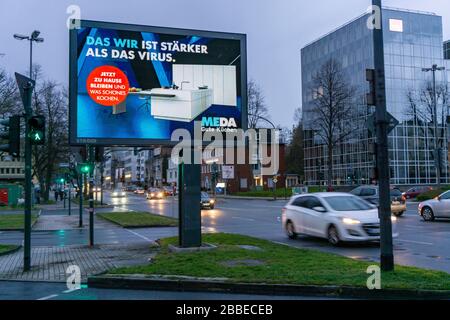 Werbung im Hinblick auf die Corona-Epidemie, MEDA Good Kitchen, LED Roadside Screen, digitale Werbemonitore, Auswirkungen der Coronakrise Stockfoto