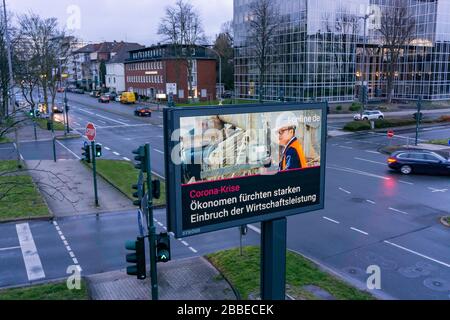 News zur Corona-Epidemie, T-online, LED-Roadside Screen, digitale Werbemonitore, Auswirkungen der Corona-Krise in Deutschland, Essen, an der Al Stockfoto