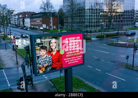 Werbung während der Corona-Epidemie, Getränke-Lieferservice Flaschenpost.de, LED-Roadside Screen, digitale Werbemonitore, Auswirkungen der Cor Stockfoto