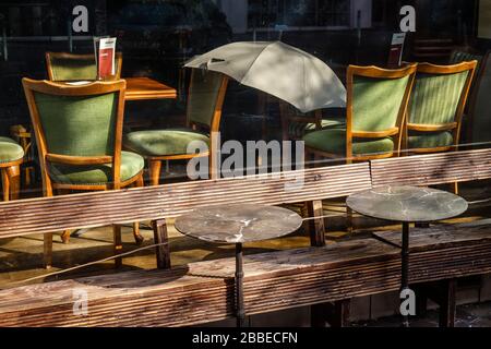 27.03.2020, Essen, Ruhrgebiet, Nordrhein-Westfalen, Deutschland - Coronakrise, geschlossene Geschäfte und Restaurants an der Ruettenscheider Straße, hier das Cafe Zw Stockfoto