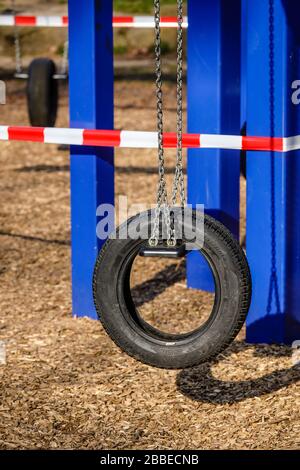 27.03.2020, Essen, Ruhrgebiet, Nordrhein-Westfalen, Deutschland - Kontaktverbot wegen Corona-Pandemie wurde der Spielplatz im Stadtpark gesperrt Stockfoto