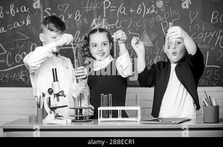 Erkunden ist so aufregend. Eine chemische Reaktion tritt auf, wenn sich Substanz in neue Substanzen ändert. Schüler studieren Chemie in der Schule. Kinder genießen chemische Experimente. Chemische Substanz löst sich in einer anderen. Stockfoto