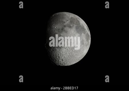 Halbmondhintergrund/der Mond ist ein astronomischer Körper, der den Planeten Erde umkreist und der einzige permanente natürliche Satellit der Erde ist Stockfoto