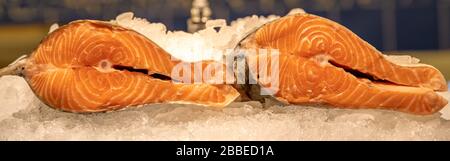 Gekühlte Fischfilets in Eis in einem Laden. Lachs Stockfoto