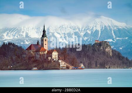 Bleder See, Slowenien. Bild von Lake Bled mit kleiner Bleder Insel während des Frühlingsaufgangs. Bled, Slowenien, Europa. Stockfoto