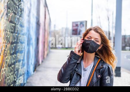 Europäische Frau reist mit Gesichtsschutz gegen Coronavirus Stockfoto