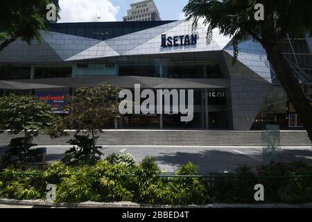 Singapur. März 2020. Das am 31. März 2020 aufgenommene Foto zeigt eine leere Straße entlang des Einkaufsgürtels Orchard Road in Singapur. Credit: Dann Chih Wey/Xinhua/Alamy Live News Stockfoto