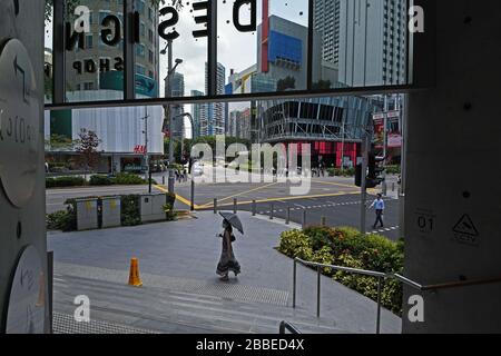 Singapur. März 2020. Das am 31. März 2020 aufgenommene Foto zeigt eine leere Straße entlang des Einkaufsgürtels Orchard Road in Singapur. Credit: Dann Chih Wey/Xinhua/Alamy Live News Stockfoto