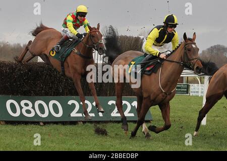 Frontier Spirit, der von Sam Twiston-Davies vor dem Rennsieger Cross of Honor geritten wurde, der von Richard Johnson während der Betfair Verpflichtung von 40 Millionen £an Briten geritten wurde Stockfoto