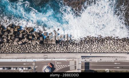 Luftaufnahme des Zementwürfels schützt das Ufer vor den Wellen puerto de las nieves auf der Kanareninsel Gran Canaria, Spanien. Stockfoto